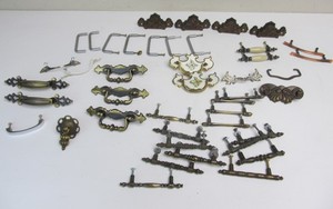 lot 183 image: Vintage & Antique Drawer Cabinet Hardware Pulls