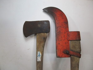 lot 242 image: Old Vintage Farm Tool Brush Axe & Standard Axe