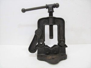 lot 224 image: Vintage REED Mfg Company Cast iron Pipe Vise Tool