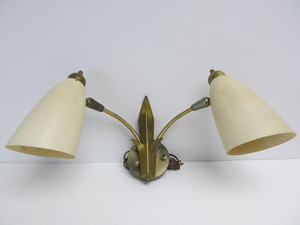 lot 87 image: Very Cool Mid Century 1950s Dual Shade Brass & Fiberglass Wall Sconce Lamp