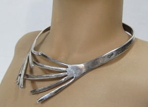 lot 201 image: Heavy Signed DULCE PLATEROS Sterling Silver TAXCO Modernist Hinged Necklace