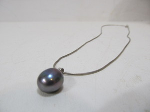 lot 205 image: Larger Size Genuine Tahitian Black Pearl Sterling Silver Pendant Necklace
