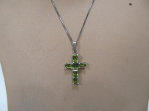 lot 207 image: Vintage Sterling Silver & Peridot Crucifix Cross Pendant Necklace
