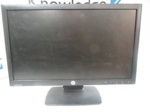 lot 43 image: HP 21 in LCD Monitor wstand