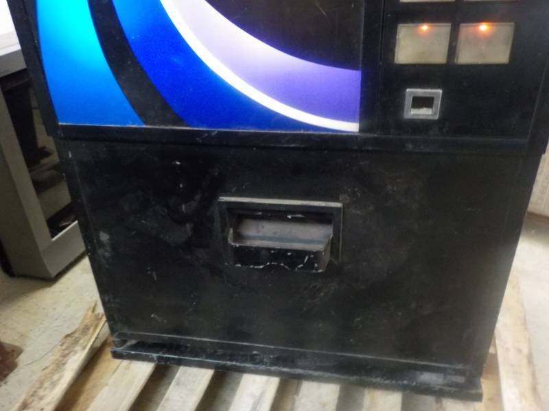 lot 428 image: Beverage Vending Machine no key Po...