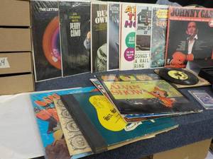 lot 224 image: Records, 45s, Pedro Munoz signed ca...