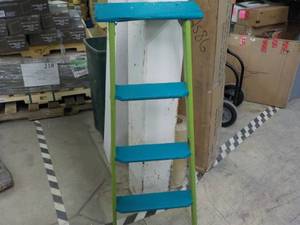 lot 289 image: 4 ft Wood Ladder...