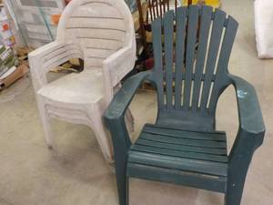 lot 332 image: 5 Plastic Lawn Chairs and 1 Beach C...