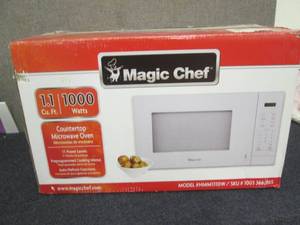 lot 7 image: Magic Chef 1.1 cu. ft. Countertop M...