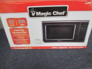 lot 8 image: Magic Chef 0.7 cu. ft. Countertop M...