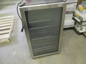 lot 141 image: Insignia Beverage Refrigerator-test...