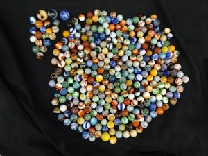 lot 5 image: 300 Vintage and Antique Marbles