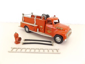 lot 1 image: Vintage Tonka Metal No. 5 Firetruck and Accessories