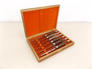 lot 30 image: MINT Condition Mid Century Wood Handled Stainless Steel Steak Knives in Wood Box 