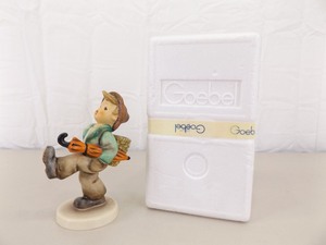 lot 41 image: Vintage Hummel Globe Trotter TMK5 Figurine in Original Box
