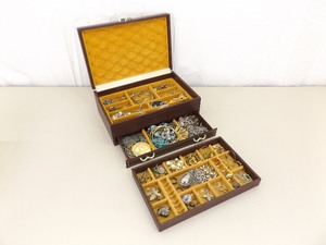 lot 100 image: Large Lot of Misc. Costume Jewelry