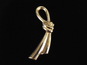 lot 64 image: Large 14k Yellow Gold Ribbon Brooch