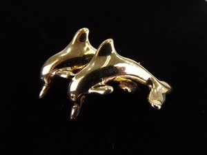 lot 63 image: 14k Yellow Gold Dolphin Lovers Brooch