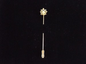 lot 66 image: 14k Yellow Gold Diamond Accented Flower Pin