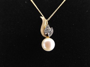 lot 67 image: 14k Yellow Gold Pearl Leaf Pendant Necklace