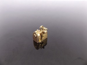 lot 75 image: 14k Yellow Gold Mailbox CharmPendant
