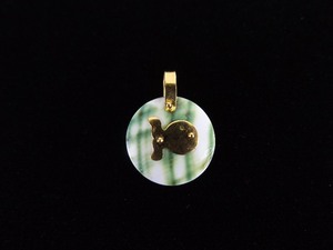 lot 77 image: 18k Yellow Gold Shell and Fish CharmPendant