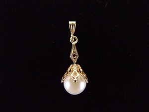lot 78 image: 14k Yellow Gold Pearl CharmPendant