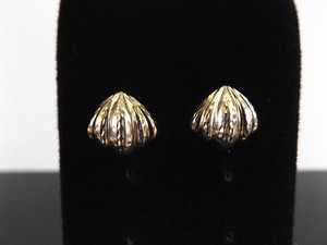 lot 82 image: 14k SOLID Yellow Gold Shell Earrings