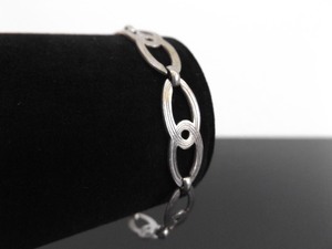 lot 89 image: Vintage .925 Sterling Silver Infinity Link Bracelet