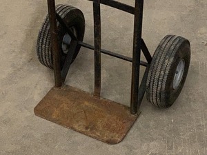 lot 11 image: Milwaukee 400# Dolly
