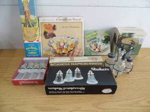 lot 9 image: SP Shakers - Serving Pieces