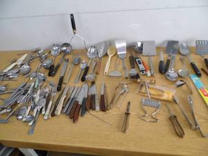 lot 18 image: Silverware - Utensils