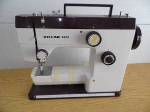lot 22 image: Riccar Sewing Machine