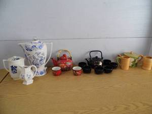 lot 48 image: Teapots - Coffee Pots