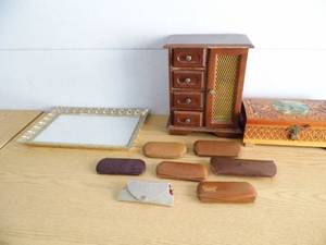 lot 50 image: Jewelry Box - Eye Glasses