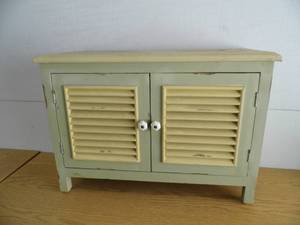 lot 59 image: Small Floor Cabinet