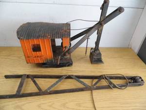 lot 80 image: Vintage StructoToys Crane