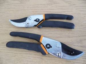 lot 86 image: Lot of 2 Pair Fiskars Cutters