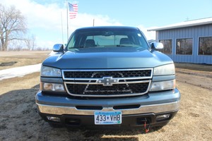 lot 5105 image: 2006 Chevrolet Silverado 1500 LS Crew Cab 4x4 - 1 Owner -