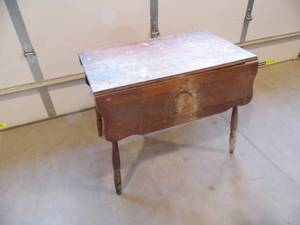 lot 1 image: Drop Leaf Table