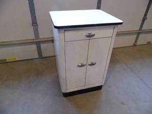 lot 5 image: Metal Cabinet