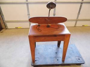 lot 6 image: Table wLight