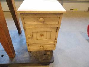 lot 7 image: Vintage Wooden Cabinet