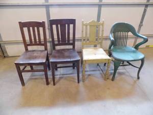 lot 10 image: Lot of 4 Chairs