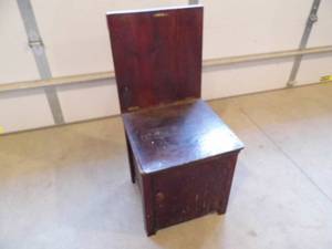 lot 12 image: Antique Commode w Bed Pan