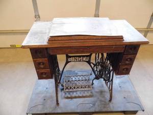 lot 14 image: Singer Sewing Machine w Cabinet