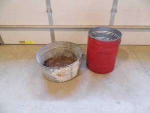 lot 17 image: Galvanized Wash Tub - Metal Can