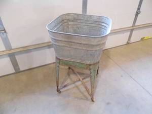 lot 18 image: Galvanized Wash Tub on Stand