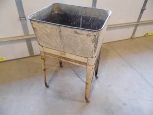 lot 19 image: Galvanized Wash Tub on Stand