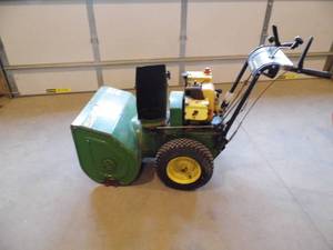 lot 24 image: John Deere Snowblower